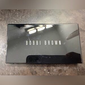 Bobbi Brown powder in color honey
